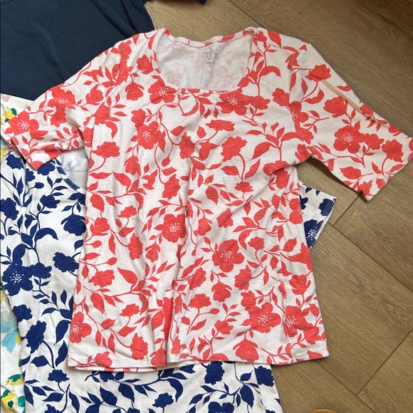 Medium time and tru bundle - Floral and Solid tees - Picture 2 of 6